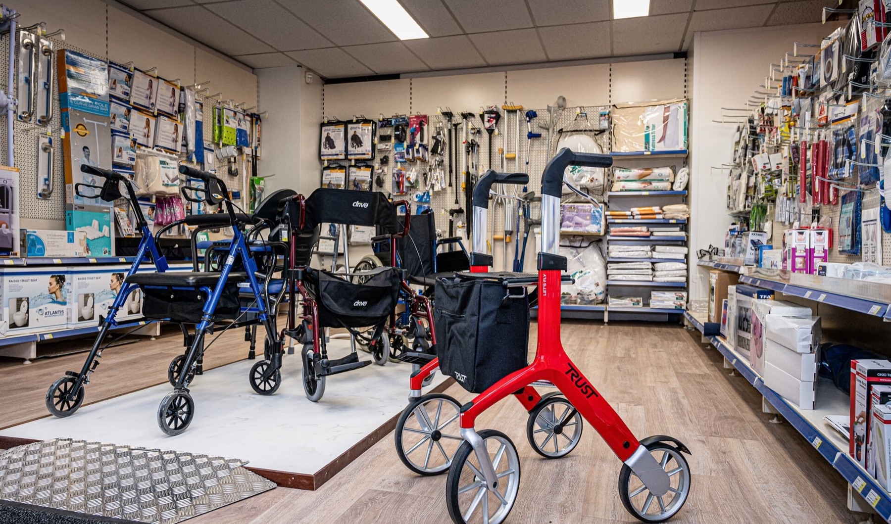 De zorgwinkel met rollators en hulpmiddelen